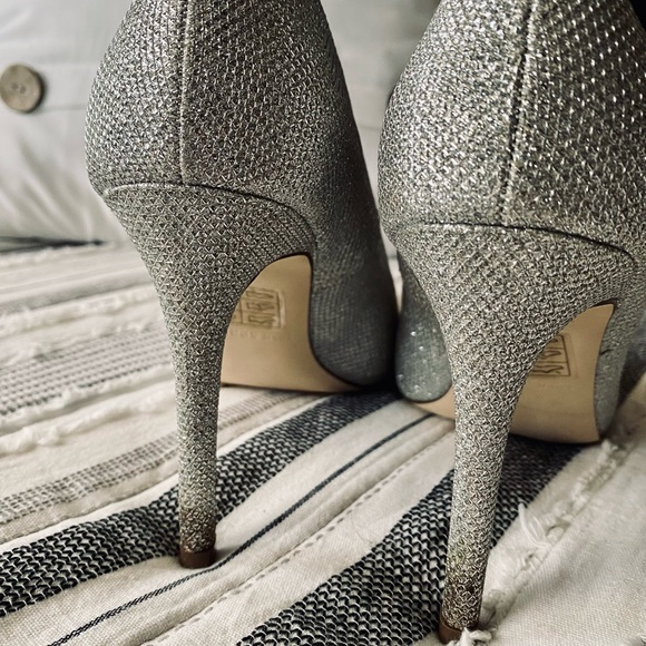 Silver heels - Picture 2 of 5